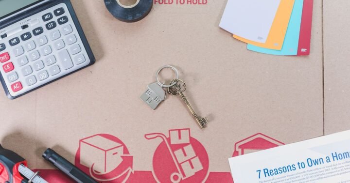 Sell house with lien Texas – house keys, a calculator and home paperwork on a desk