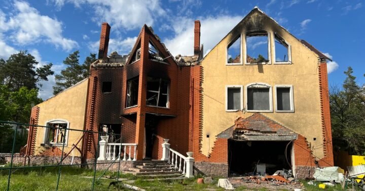 Sell fire damaged house Texas – brick house with fire damage to the roof and upper floor