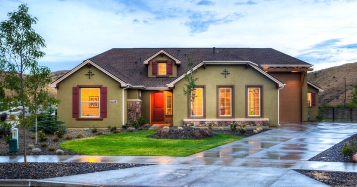 Sell house before foreclosure in Texas – single-story suburban home with a front lawn and wet driveway
