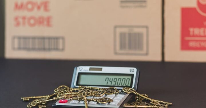 What happens to mortgage when selling house – calculator and house keys beside moving boxes