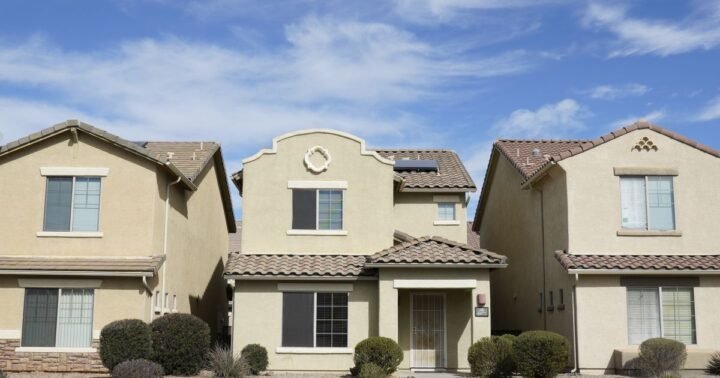 Vacant house El Paso – stucco homes in a sunny Southwest neighborhood