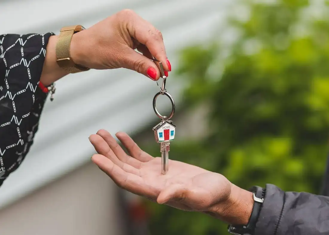 How to sell house to cash buyer Texas – house keys handed over at closing