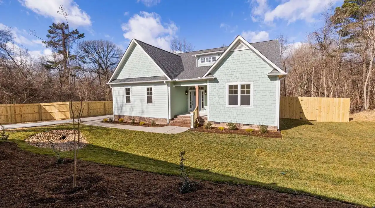 Sell vacant house Texas – empty single-story house with a new lawn